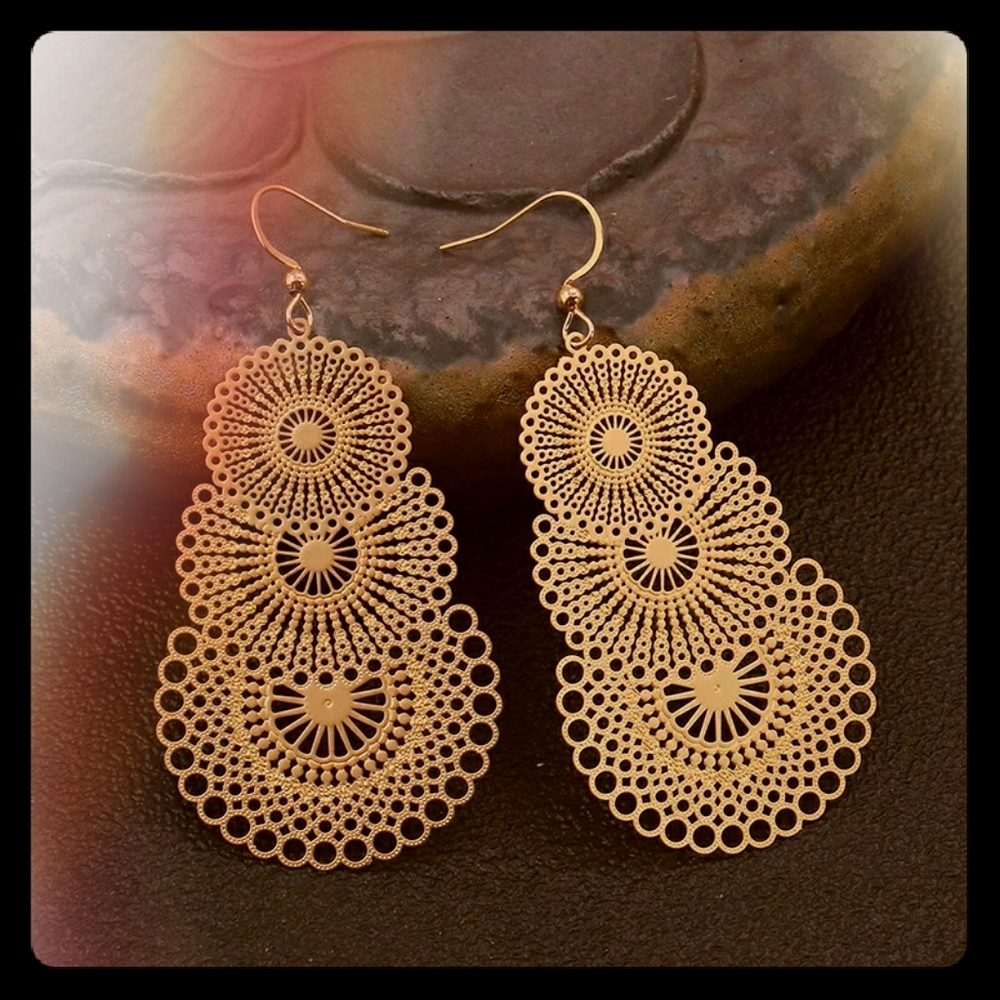 Lasercut Filigree Waterdrop Dangle Earring